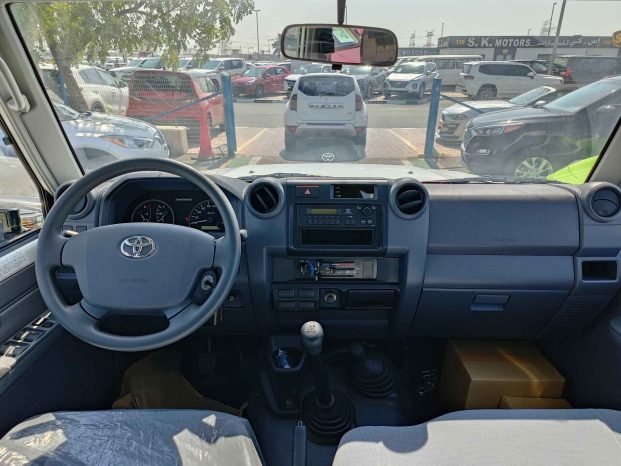 TOYOTA LAND CRUISER PICKUP Image 9