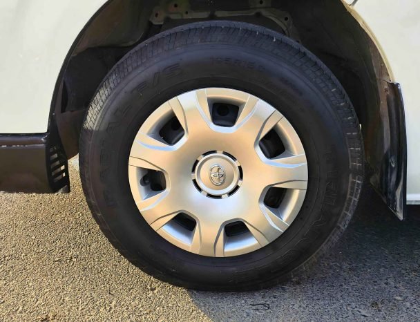 TOYOTA HIACE Image 9