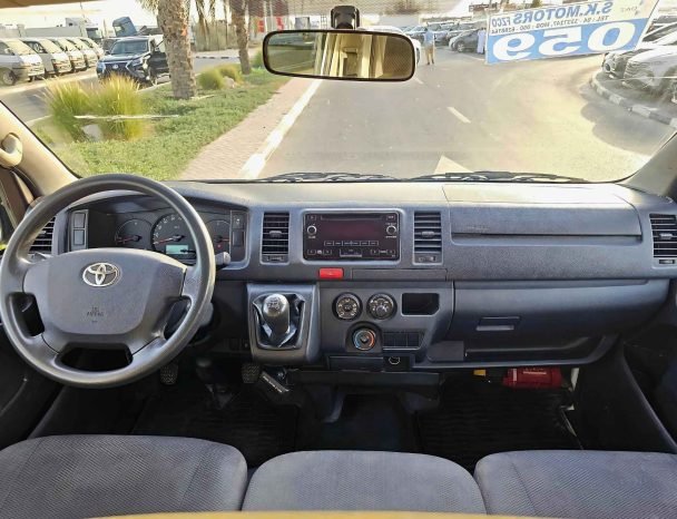 TOYOTA HIACE Image 6