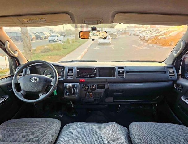 TOYOTA HIACE Image 4