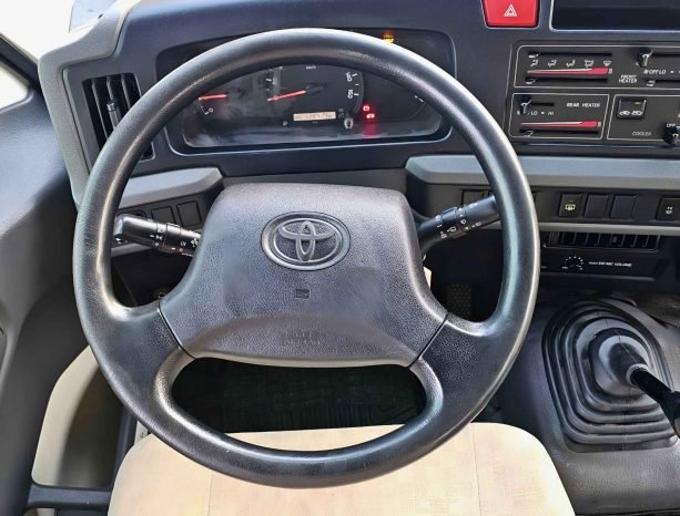 TOYOTA COASTER Image 6