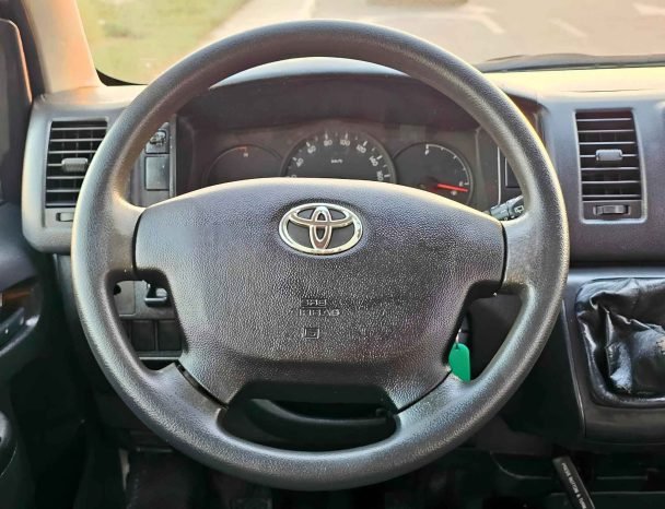 TOYOTA HIACE Image 3