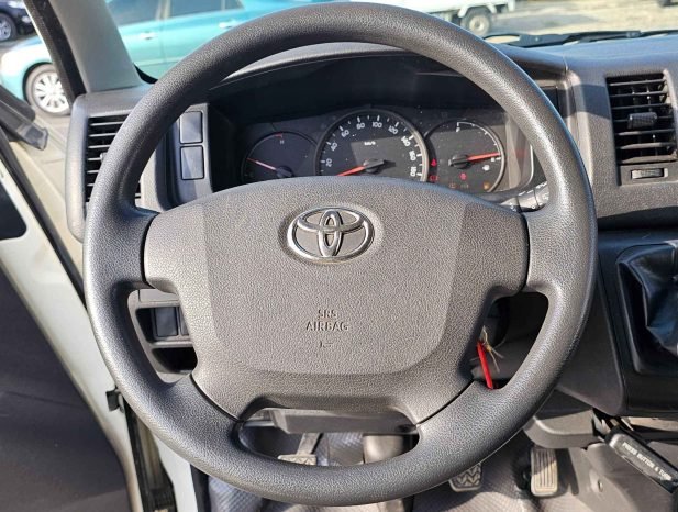 TOYOTA HIACE Изображение 5