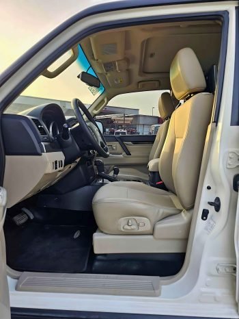 MITSUBISHI PAJERO Image 11