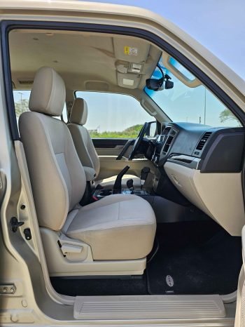 MITSUBISHI PAJERO Image 10