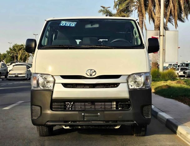 TOYOTA HIACE Image 1