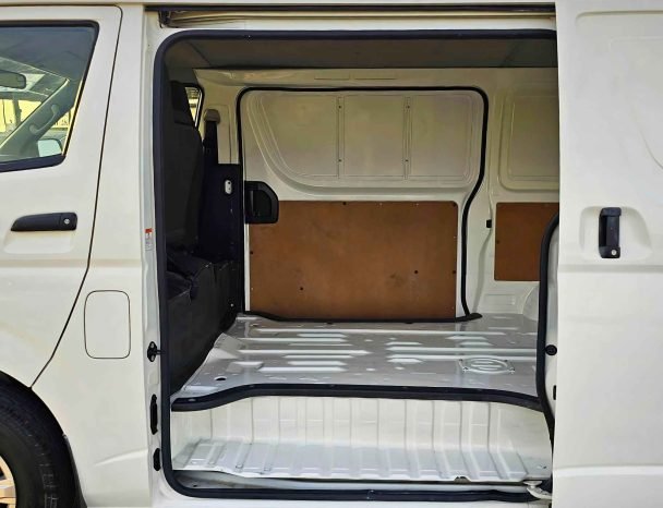 TOYOTA HIACE Image 3