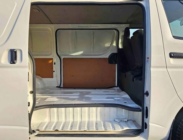 TOYOTA HIACE Image 4