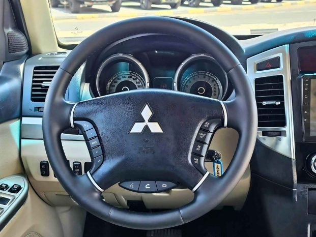 MITSUBISHI PAJERO Image 5