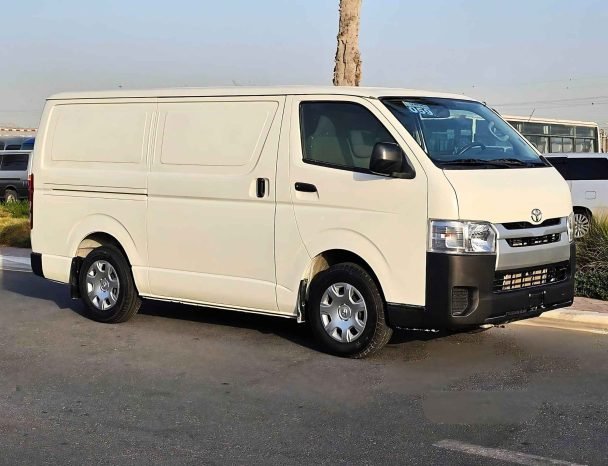 TOYOTA HIACE Image 2