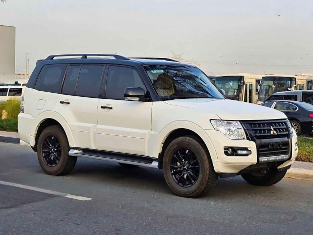MITSUBISHI PAJERO Image 2