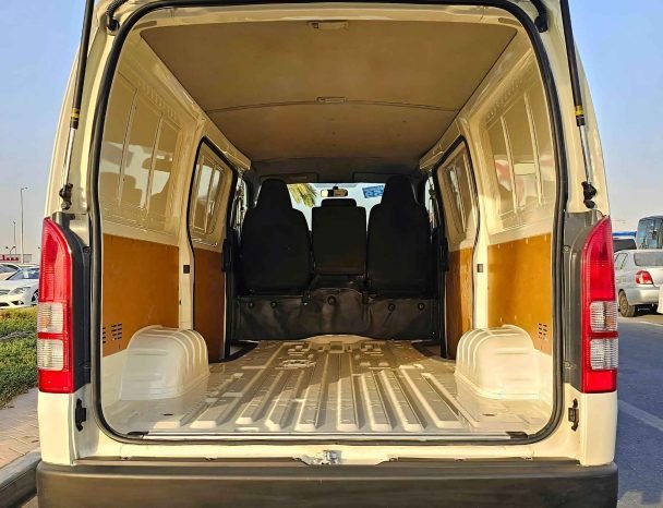TOYOTA HIACE Image 10