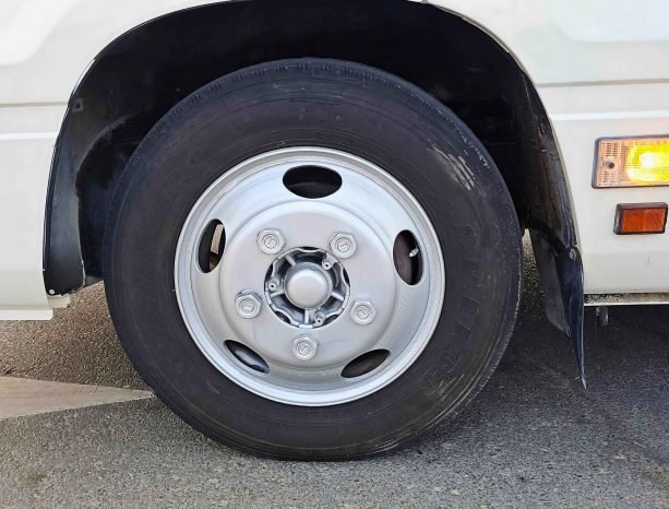 TOYOTA COASTER Image 9