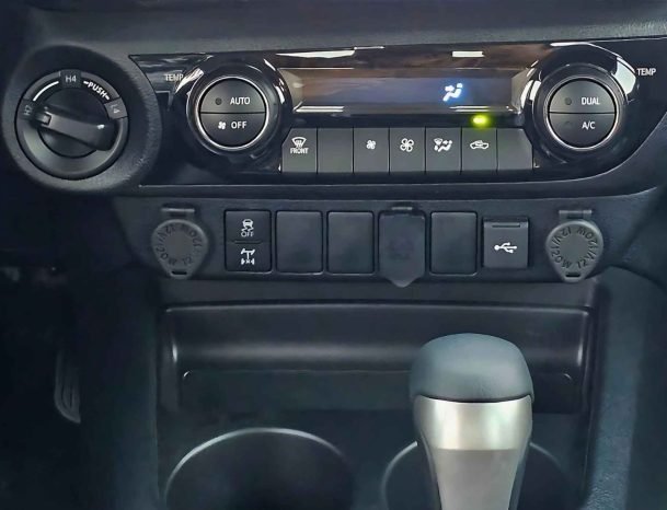 TOYOTA HILUX Image 3