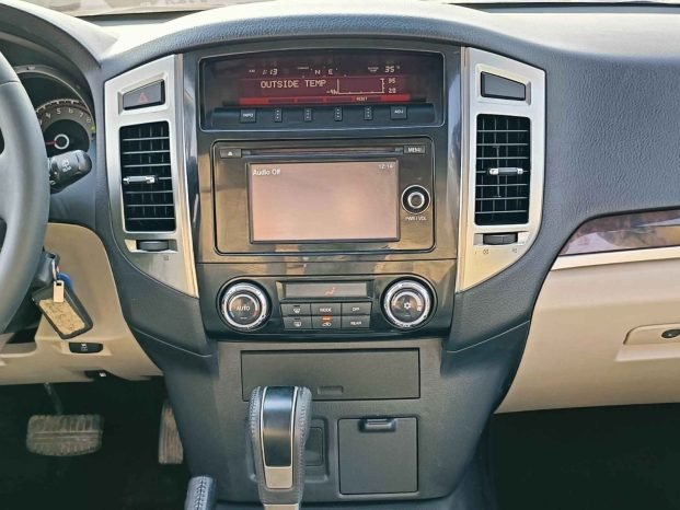 MITSUBISHI PAJERO Image 4