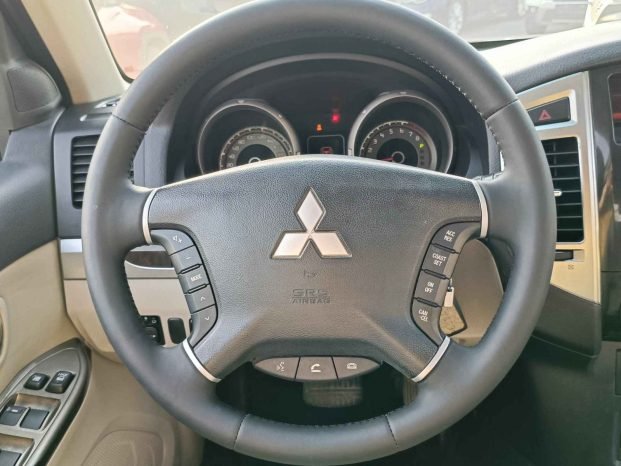 MITSUBISHI PAJERO Image 5