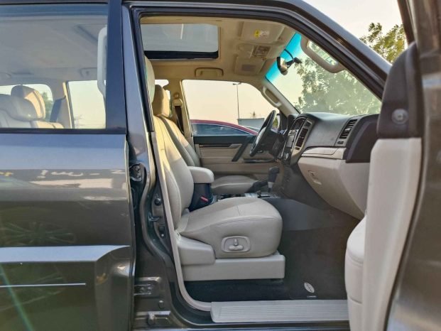 MITSUBISHI PAJERO Image 9
