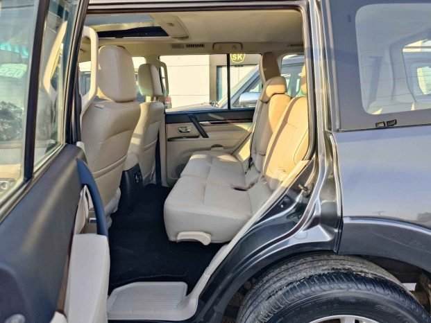 MITSUBISHI PAJERO Image 8