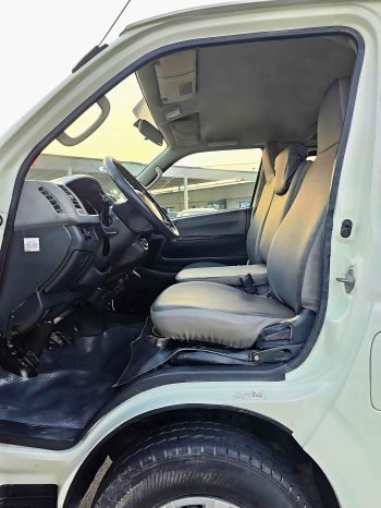 TOYOTA HIACE Image 9