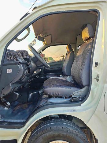 TOYOTA HIACE Image 9