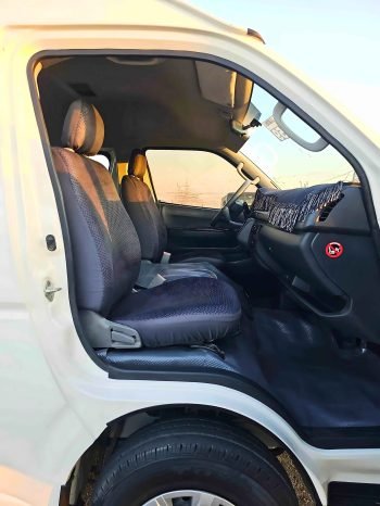 TOYOTA HIACE Image 8