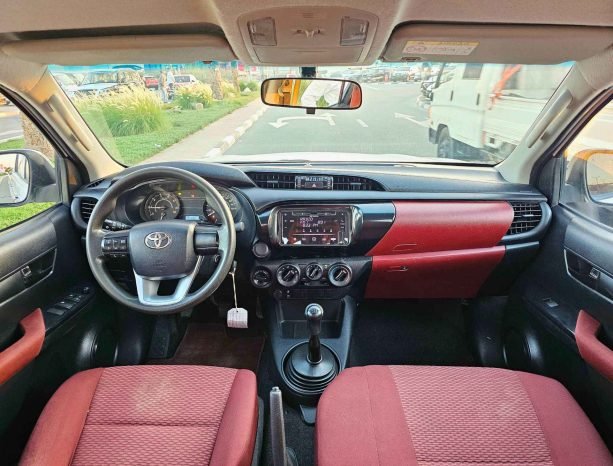 TOYOTA HILUX Image 4