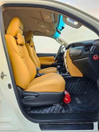 TOYOTA FORTUNER Image 9