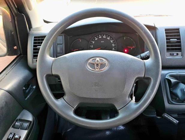 TOYOTA HIACE Image 6