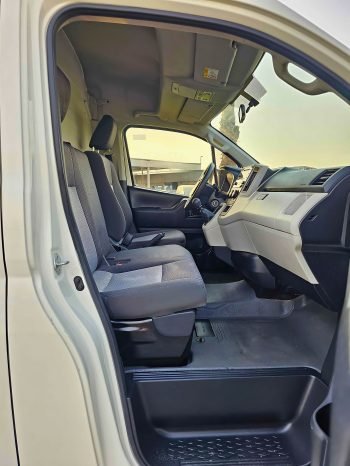 TOYOTA HIACE Image 9