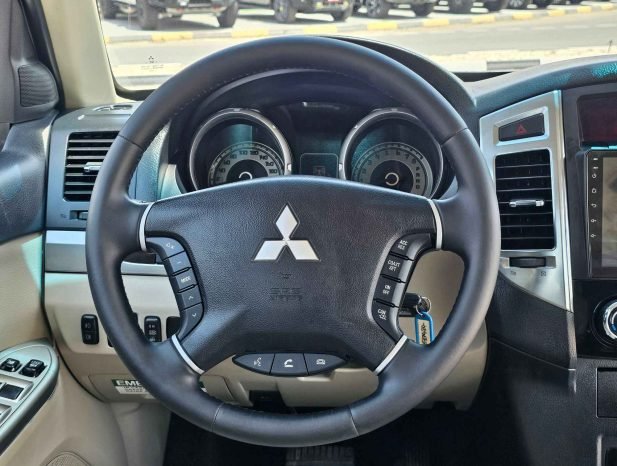 MITSUBISHI PAJERO Image 4