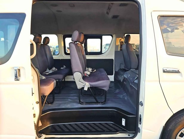 TOYOTA HIACE Image 4