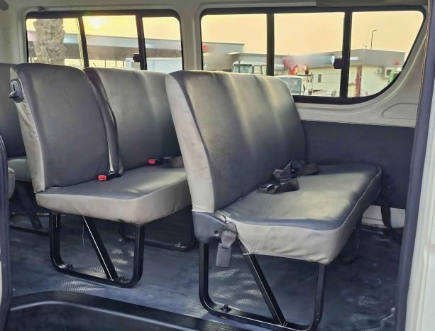 TOYOTA HIACE Image 4