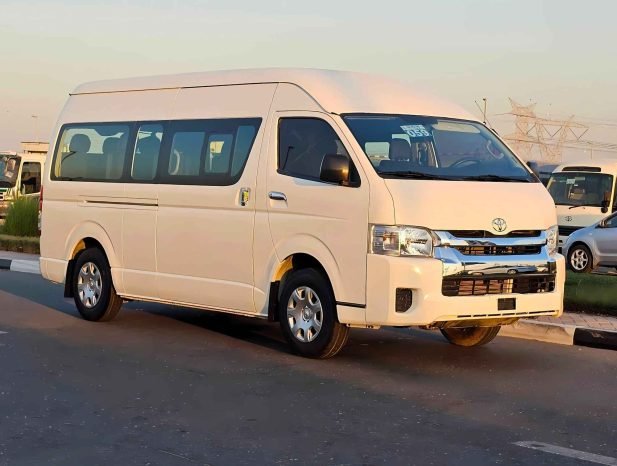 TOYOTA HIACE Image 2