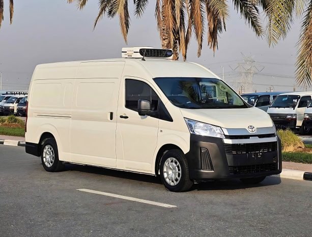 TOYOTA HIACE Image 2