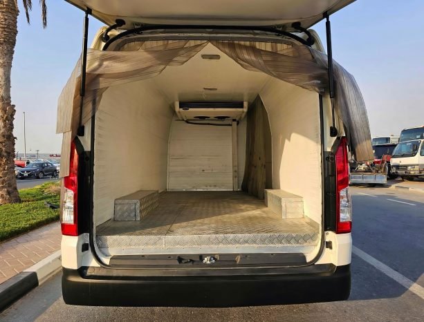 TOYOTA HIACE Image 13
