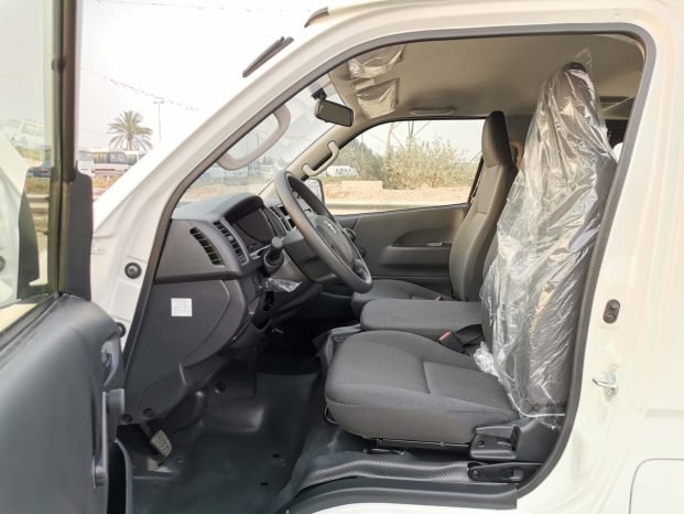 TOYOTA HIACE Image 10