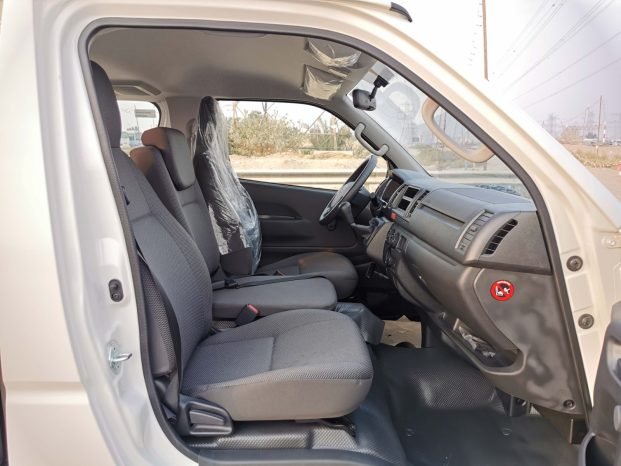 TOYOTA HIACE Image 9