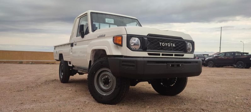 TOYOTA LAND CRUISER PICKUP Image 2