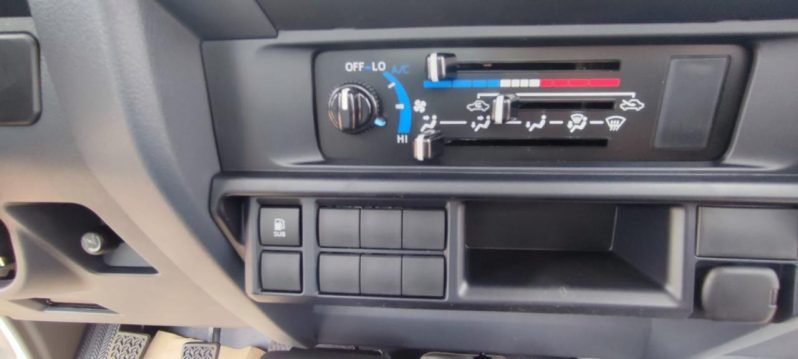 TOYOTA LAND CRUISER PICKUP Image 4