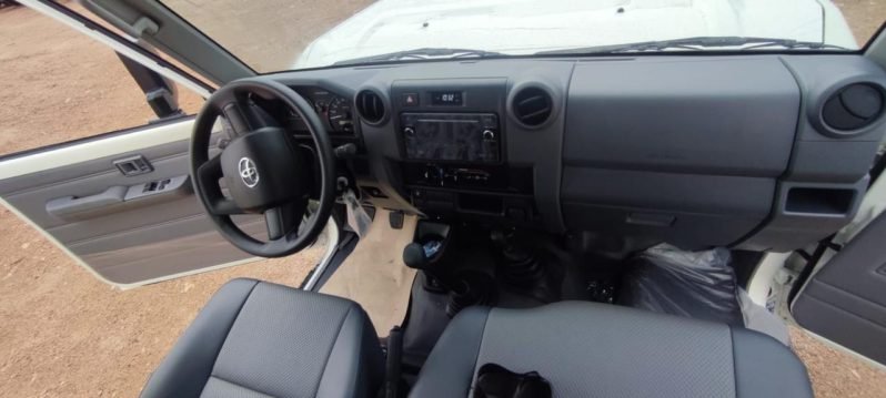 TOYOTA LAND CRUISER PICKUP Image 6