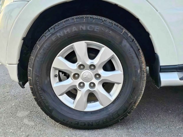 MITSUBISHI PAJERO Image 9