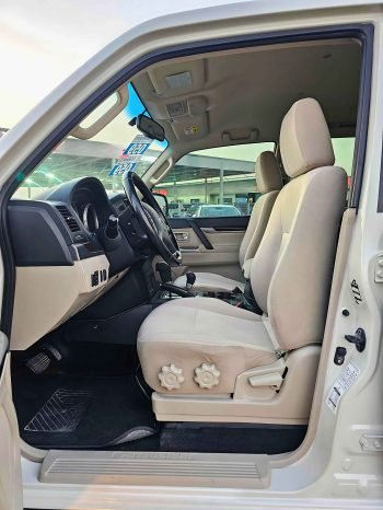 MITSUBISHI PAJERO Image 8