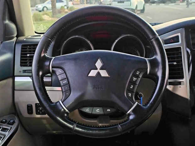 MITSUBISHI PAJERO Image 3