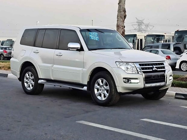 MITSUBISHI PAJERO Image 2
