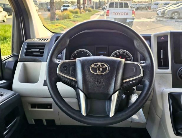 TOYOTA HIACE Image 6