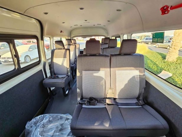 TOYOTA HIACE Image 4