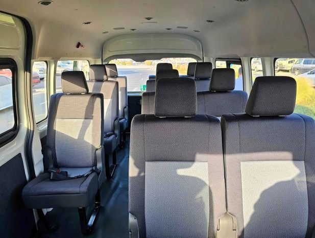 TOYOTA HIACE Image 3