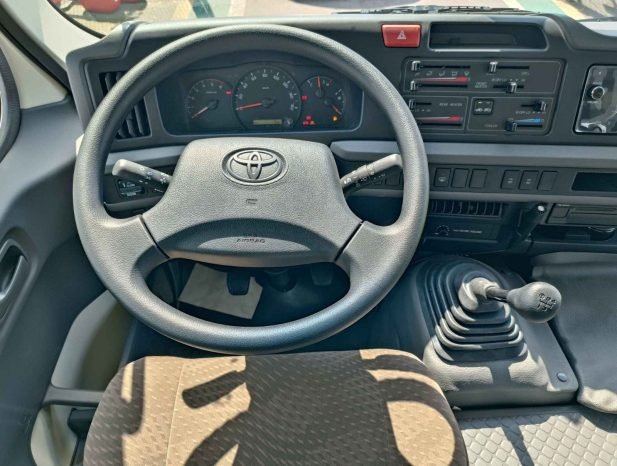 TOYOTA COASTER Image 7