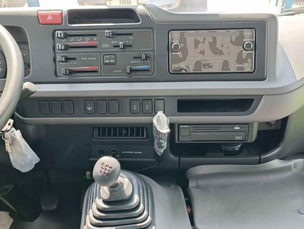 TOYOTA COASTER Image 6