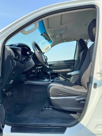 TOYOTA HILUX Image 10